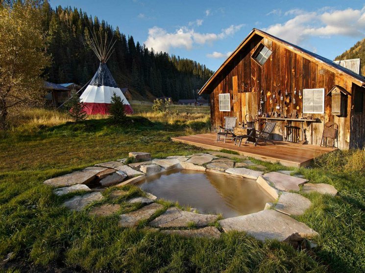 Esta es la cabaña Potter House que tiene un pequeño lago.