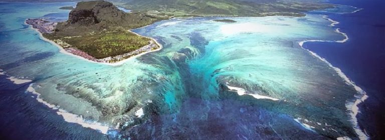 Isla Mauricio con catarata bajo el agua