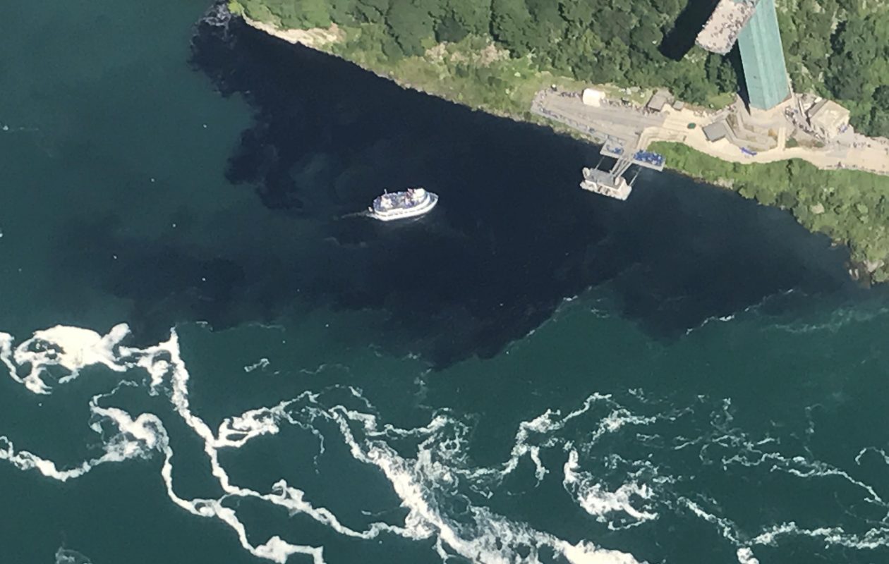 Mancha negra en las Cataratas del Niagara