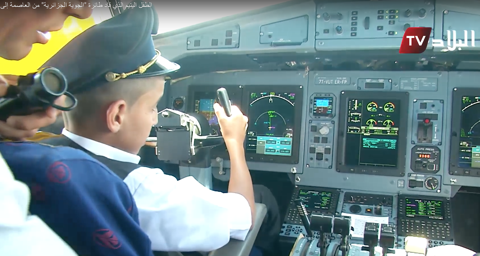 Niño pilotando vuelo de Air Algerie