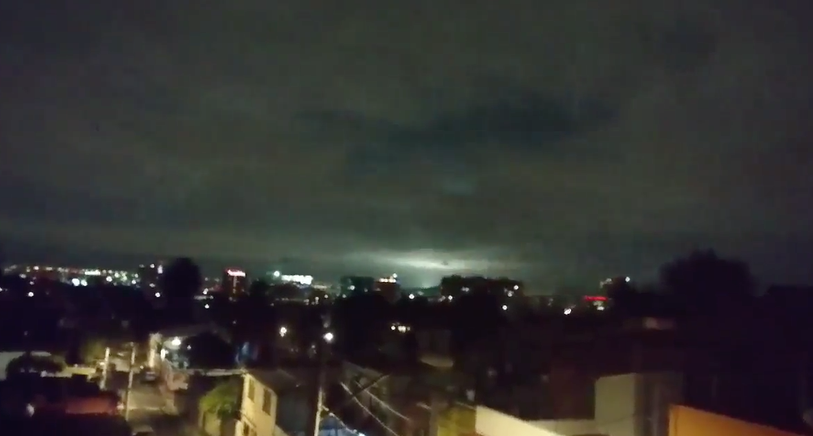 Ráfagas de luz en el cielo durante el terremoto