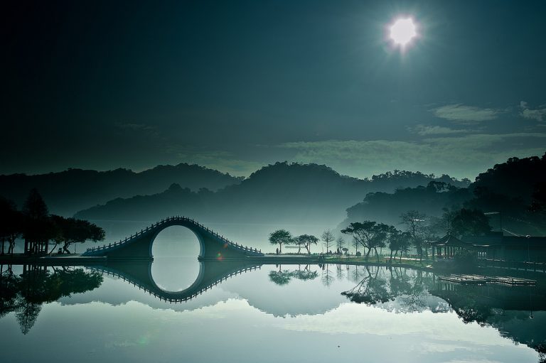 Puente de la Luna en Dahu Park, Taipei