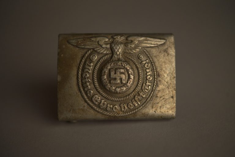 Hebilla metálica de cinturón de las SS nazis, colección del Museo Estatal de Auschwitz-Birkenau