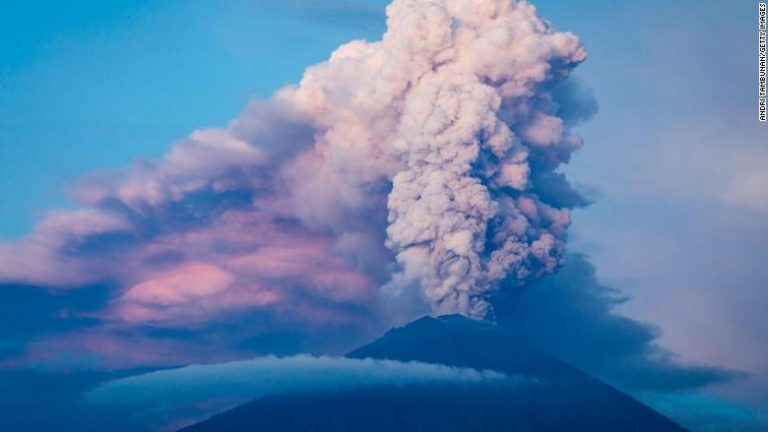 Erupciones en el volcán Agung