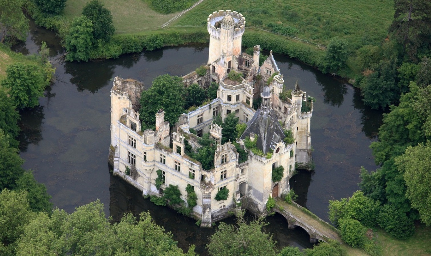 Castillo Mothe-Chandeniers en el sur de Francia