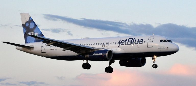 JetBlue está regalando vuelos a todo aquel que compre un juego de mesa de $20