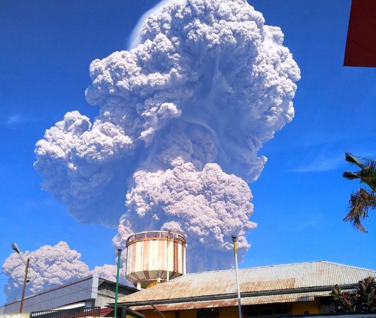 El volcán del monte Sinabung en erupción