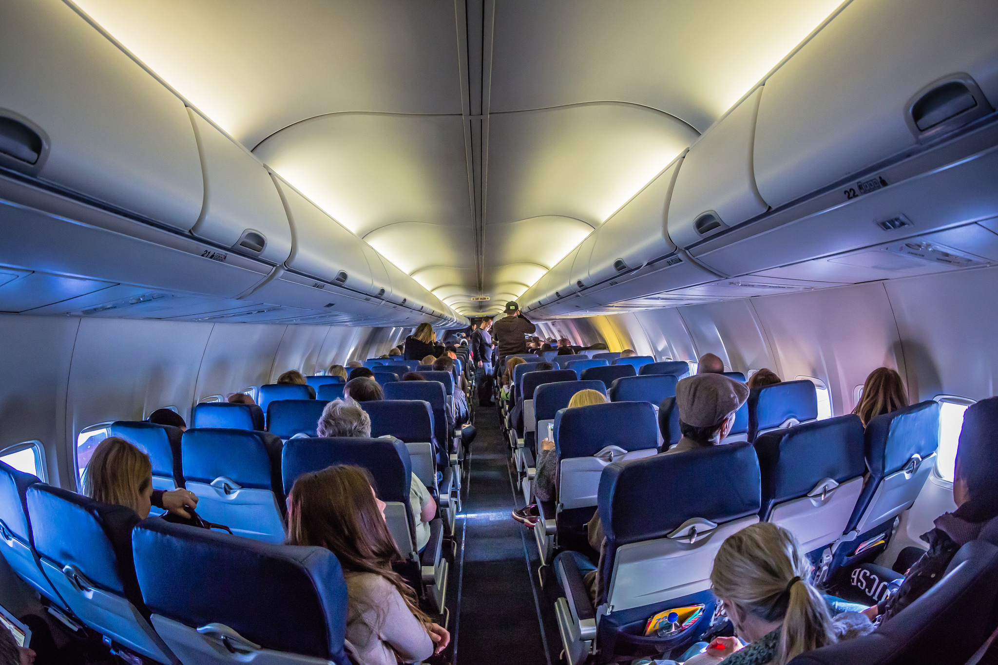 Este estudio te dice por qué te enfermas al viajar en avión