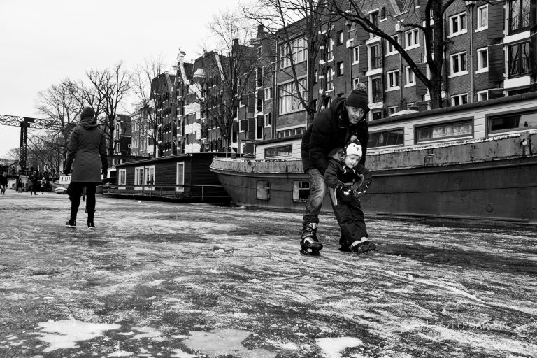 Fotos de la gente patinando en los famosos canales de Ámsterdam