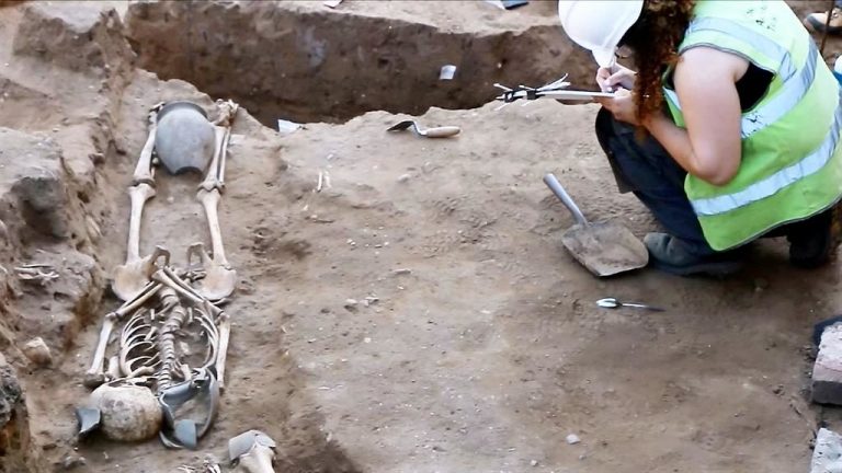 Encuentran decenas de esqueletos humanos enterrados bajo un hotel