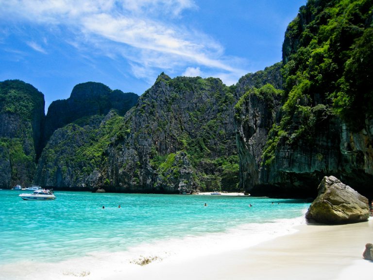 Tailandia cerrará 'La Playa' de la película de Leonardo DiCaprio por daños medioambientales