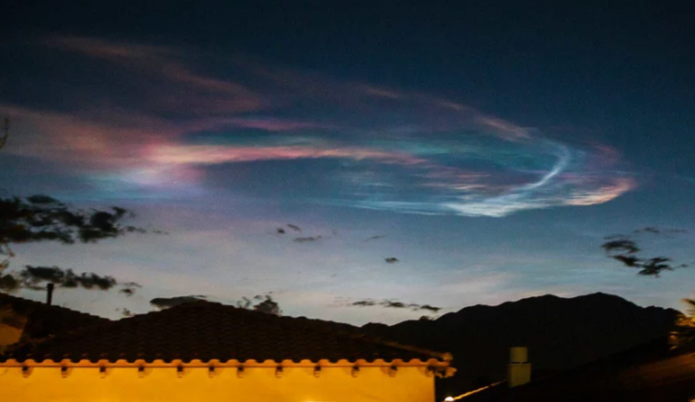Un fenómeno luminoso multicolor brilló en el cielo de Palm Springs.