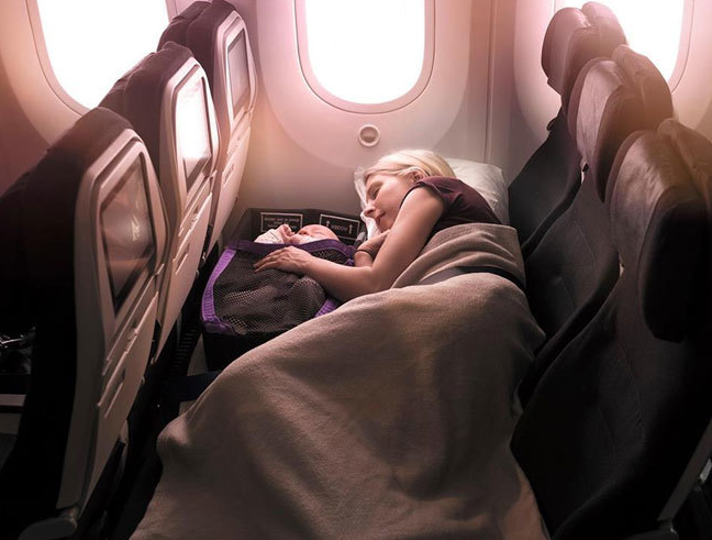 Ahora los padres podrán dormir al lado de su bebé en el avión