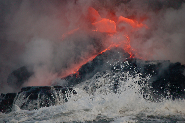 La lava está llegando al mar en Hawái y es espectacular